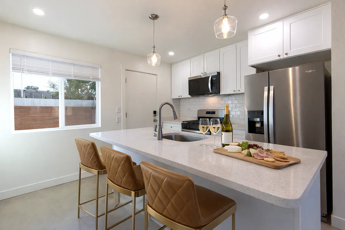 Quartz, stainless steel appliances and dimmers on all lights. - 1423 N Venice Ave #I