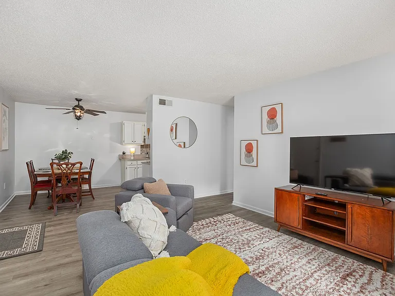 2260 Sunderland Rd #82W — Photo 2