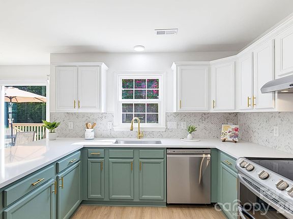 4th image of 1125 Sunnyview Cres