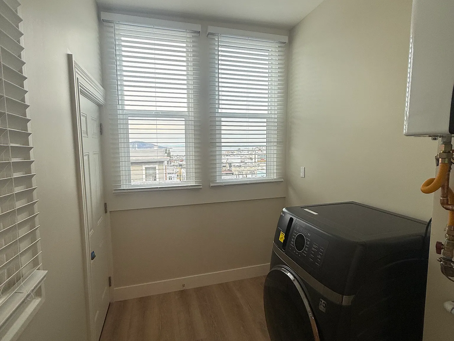 3 bed, 1.5 bath, 1200 sqft, $7,100 — Photo 3