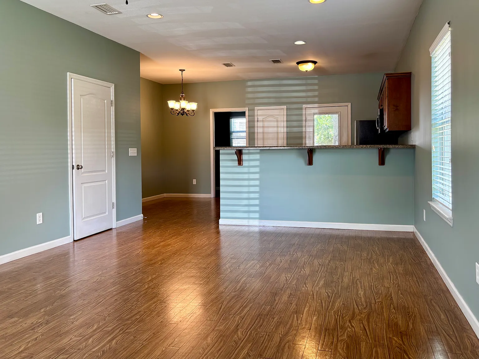 3 bed, 2.5 bath, 1350 sqft, $1,575 — Photo 3