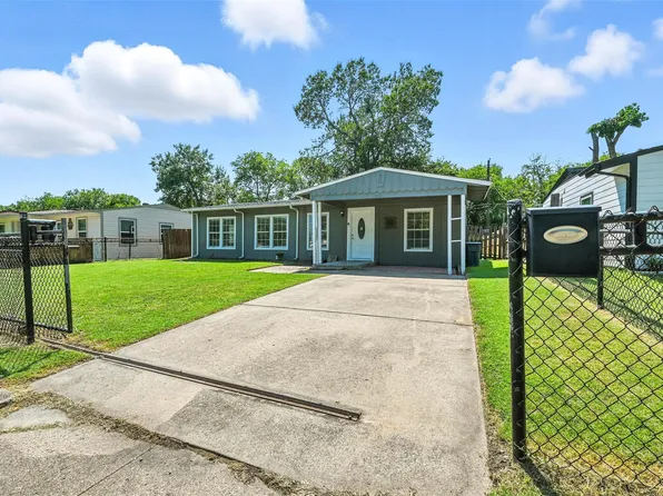 1018 Indian Hills Dr, Grand Prairie, TX 75051