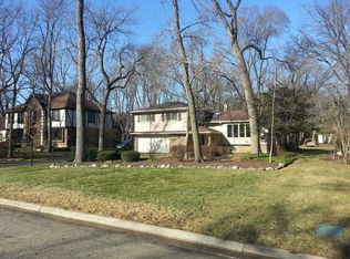 11 Essex Ln, Lincolnshire, IL