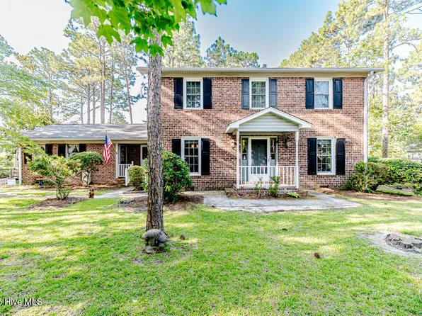 100 E Hedgelawn Way, Southern Pines, NC 28387