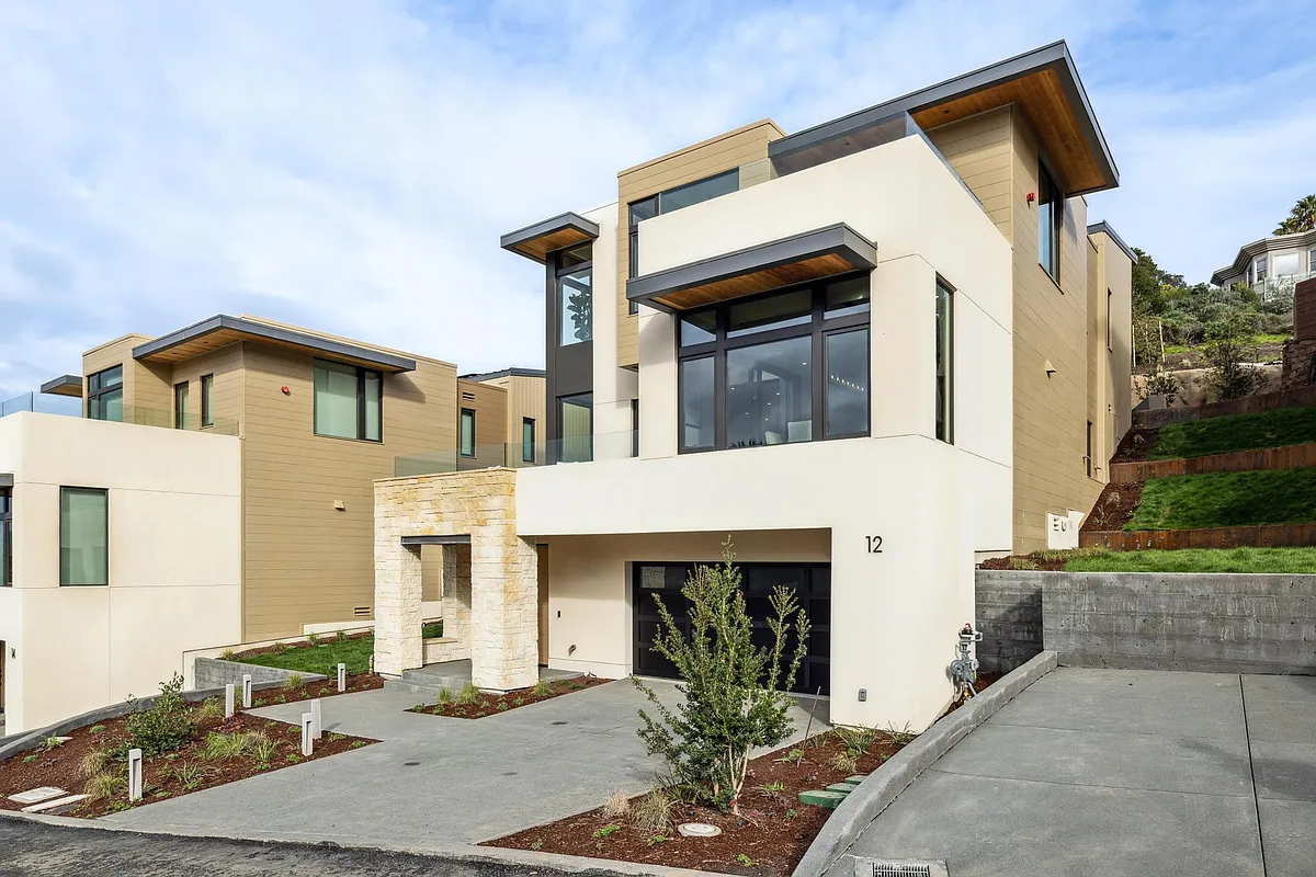 Building Photo - 2 Oak Shore Dr