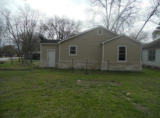 615 Lundy Ave, El Campo, TX 77437