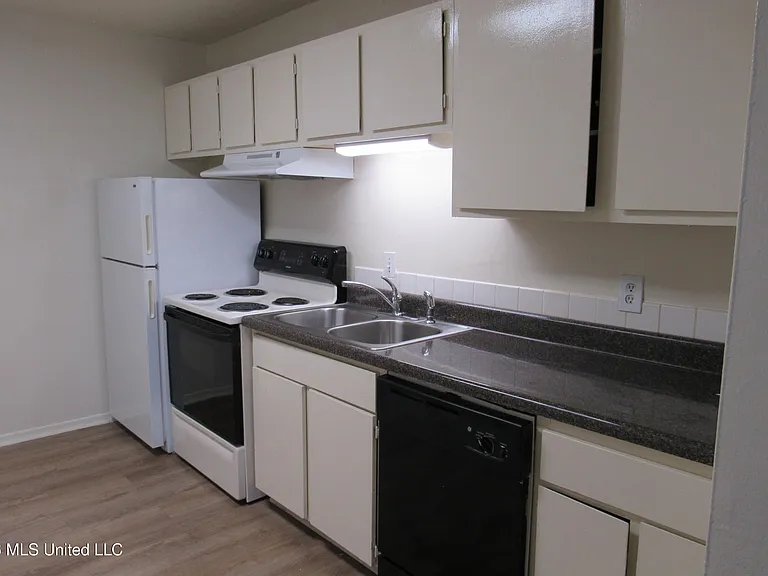 940 Bellevue Pl #103 — Photo 5