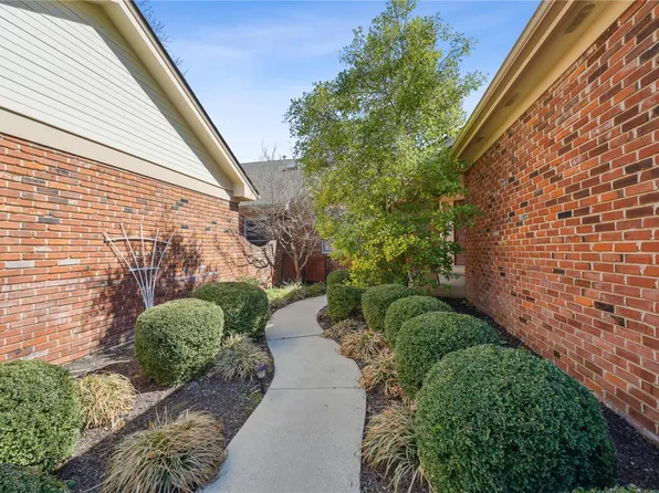 304 Valley Forge Ct, Chesterfield, MO 63017