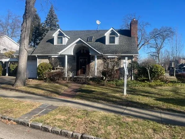 102 Hillside Park Dr, New Hyde Park, NY 11040