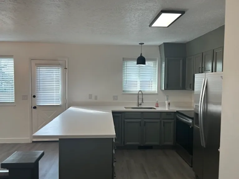 1485 S Sandhill Rd — Photo 2