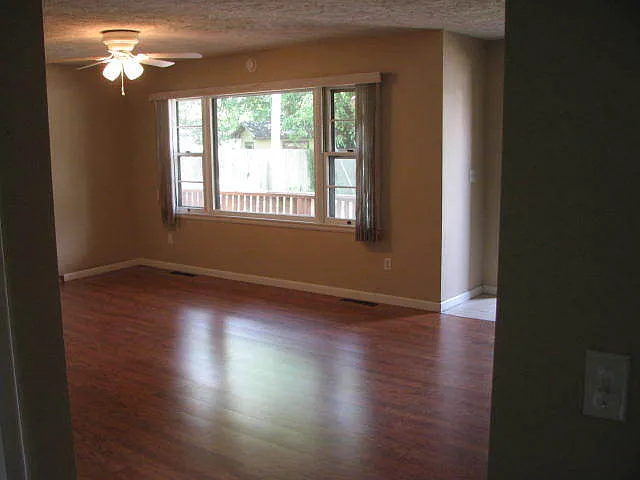 4 Bedroom home with a 2 car garage on the East Side for $1595! — Photo 3