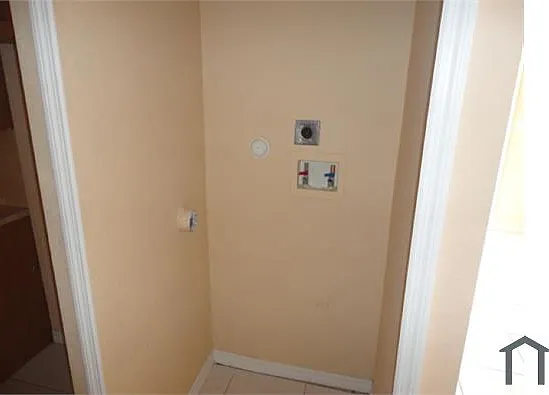 650 SW 7th Ter — Photo 3