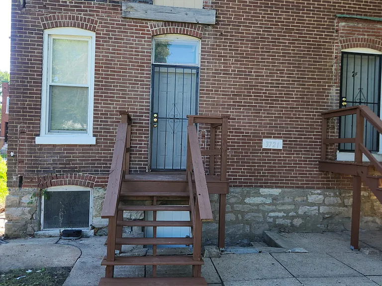 3721 Iowa Ave — Photo 2