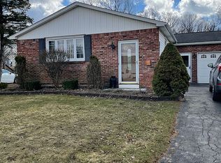 84 Phyllis Dr, West Seneca, NY 14224