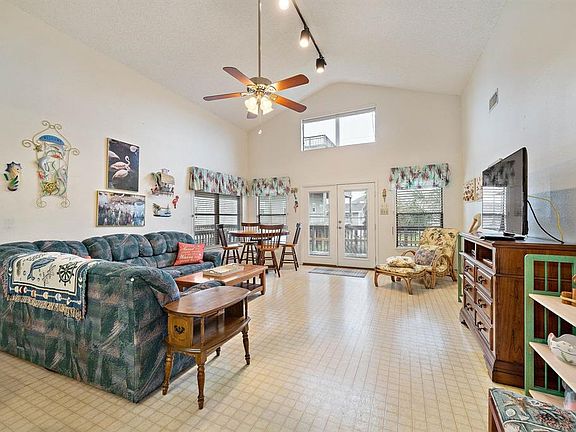 3rd image of 13827 San Domingo Dr