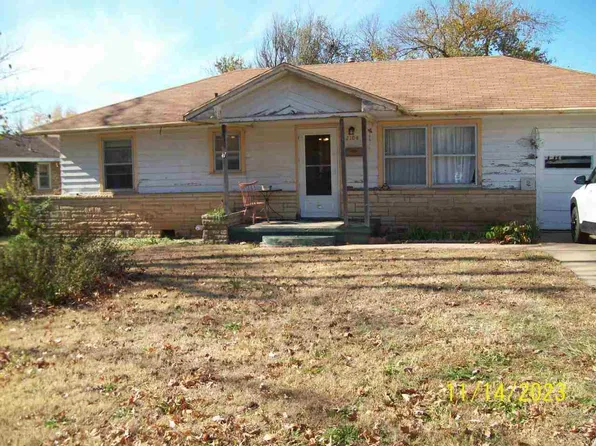 2104 John St, Ponca City, OK 74601