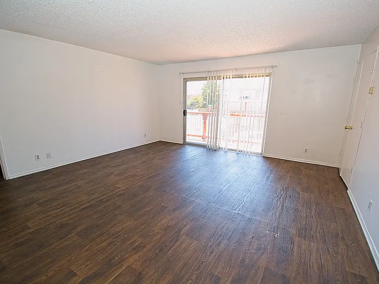 1037 Parkview St — Photo 5