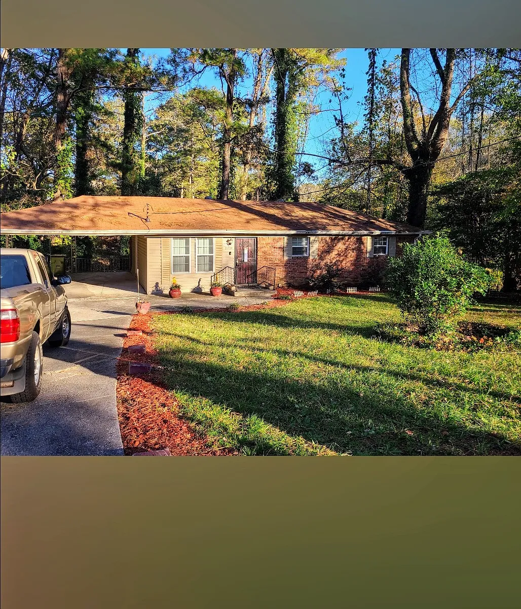 Lovely cozy, Ranch style home larger and then it seems on the inside. Four bed, two bath, two floors. - 1734 Fairburn Rd SW