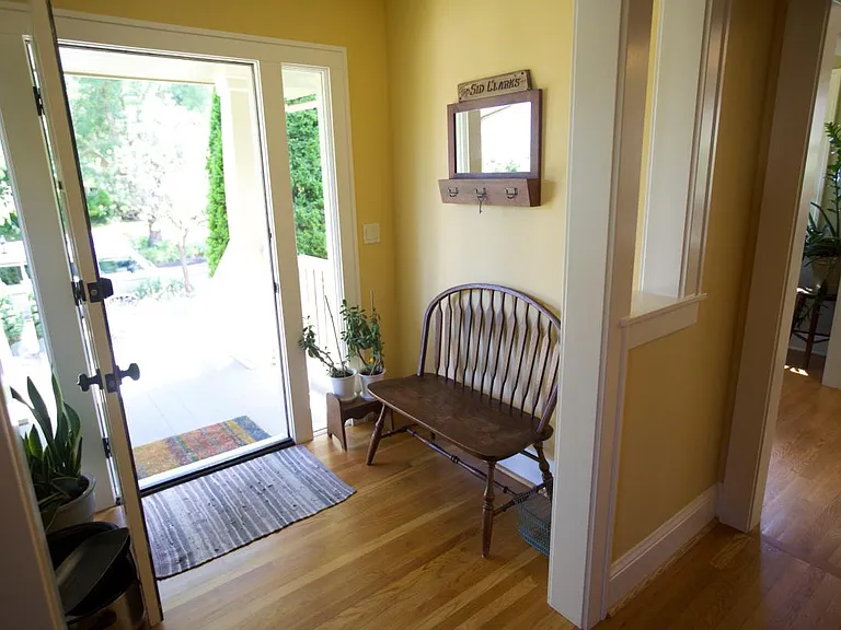 front entryway w/ closet