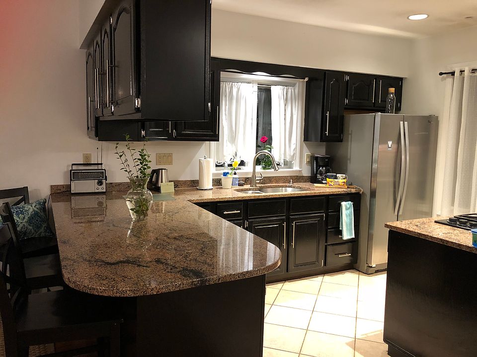 33 Downstairs Kitchen