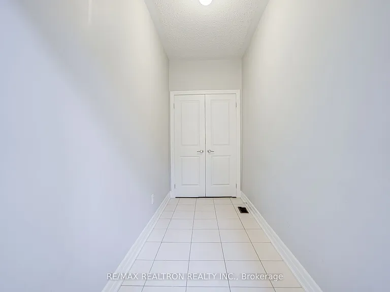 48 Robert Wilson Cres — Photo 7
