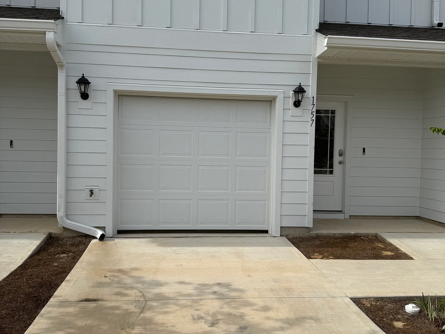 1757 Jakes Dr — Photo 1