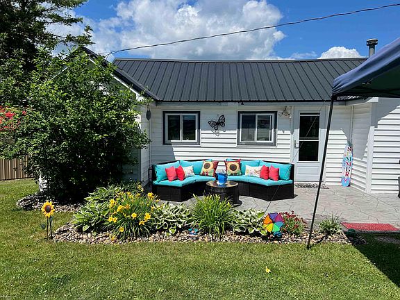 2nd image of 4978 Long Lake Rd