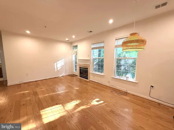 1300 Windleaf Dr #K-154, Reston, VA 20194