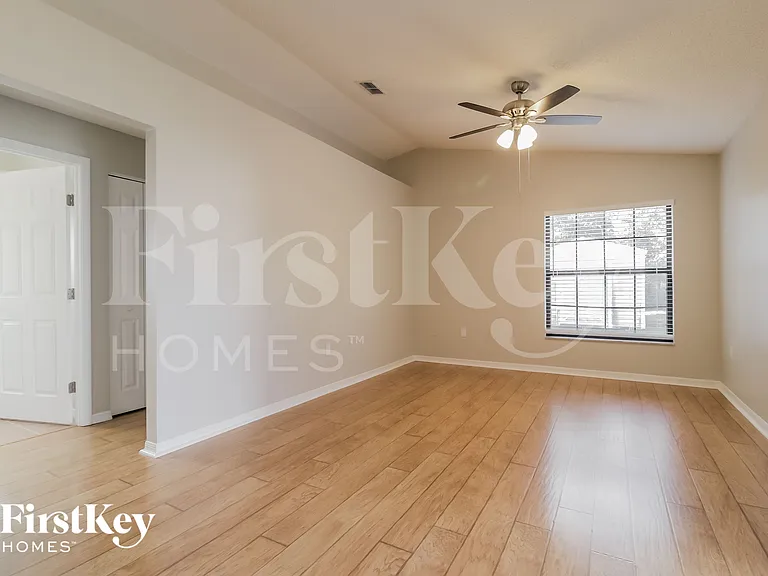 3260 Saint James Ave — Photo 4