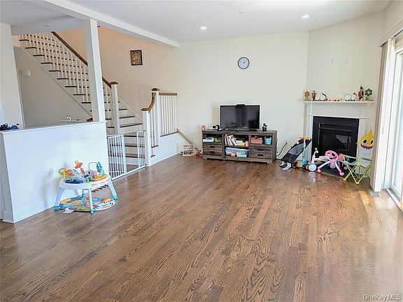 3rd image of 304 Boulder Ridge Rd