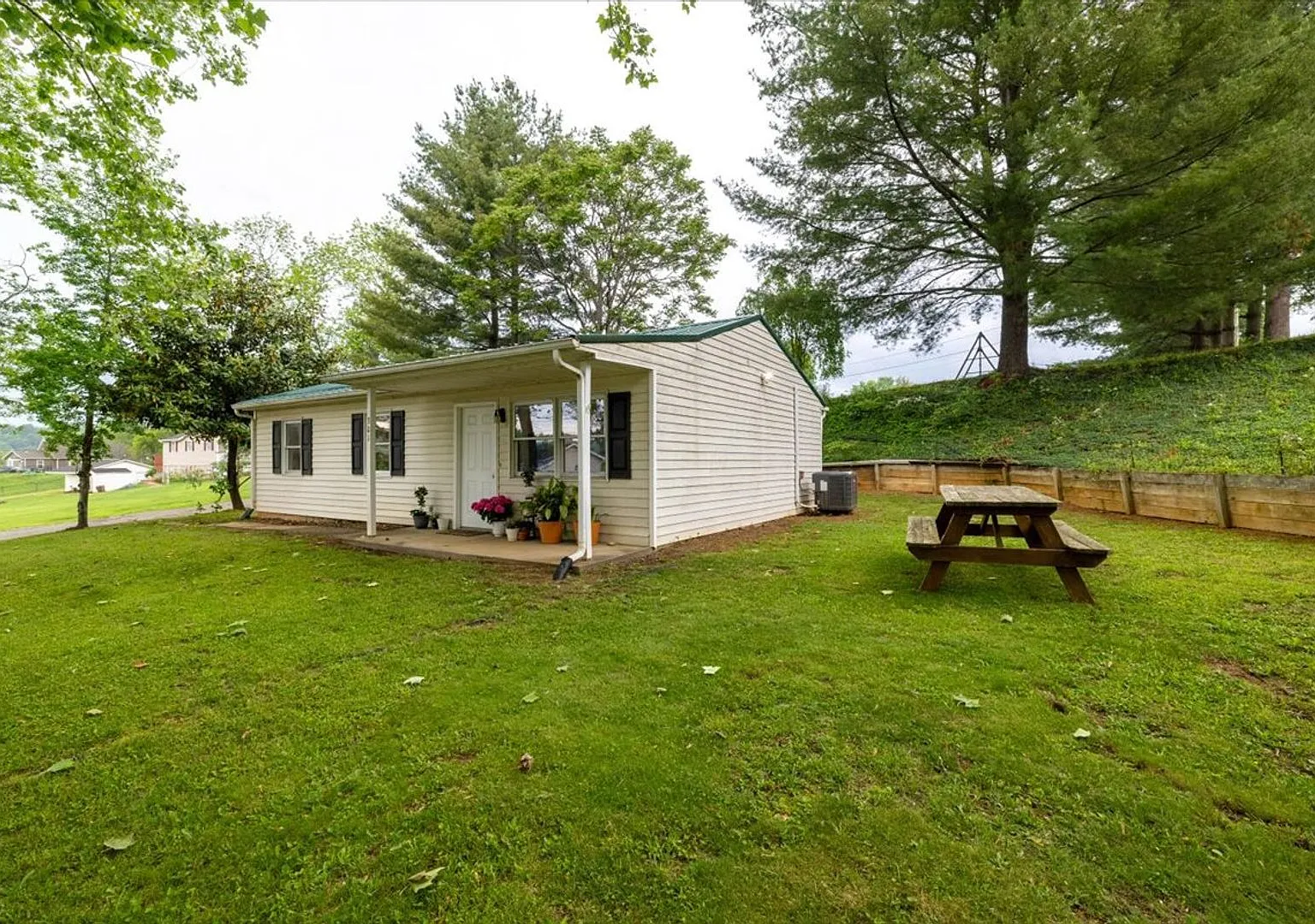 Cozy Radford Home on Forest Ave, Radford — Photo 2