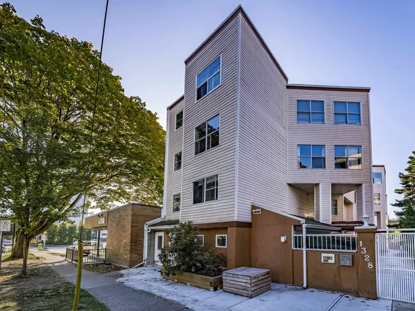 1328 W 73rd Ave #1, Vancouver, BC V6P 3E7