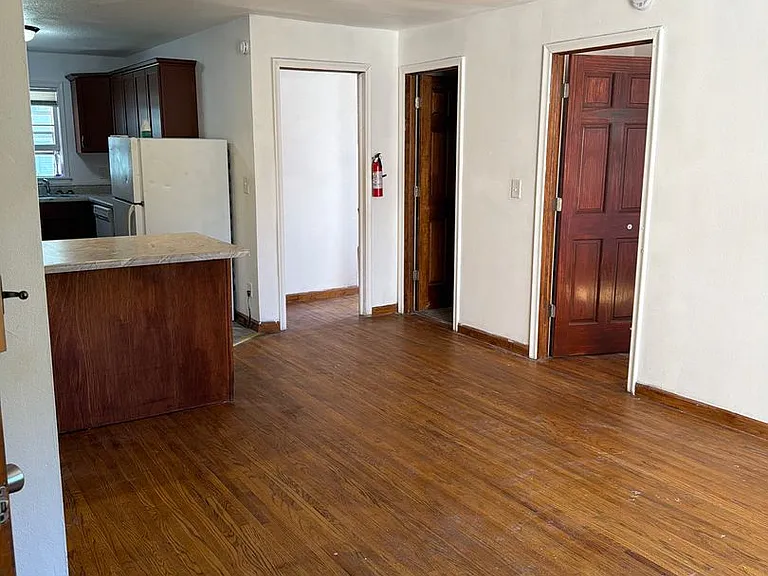550 1st St E — Photo 14