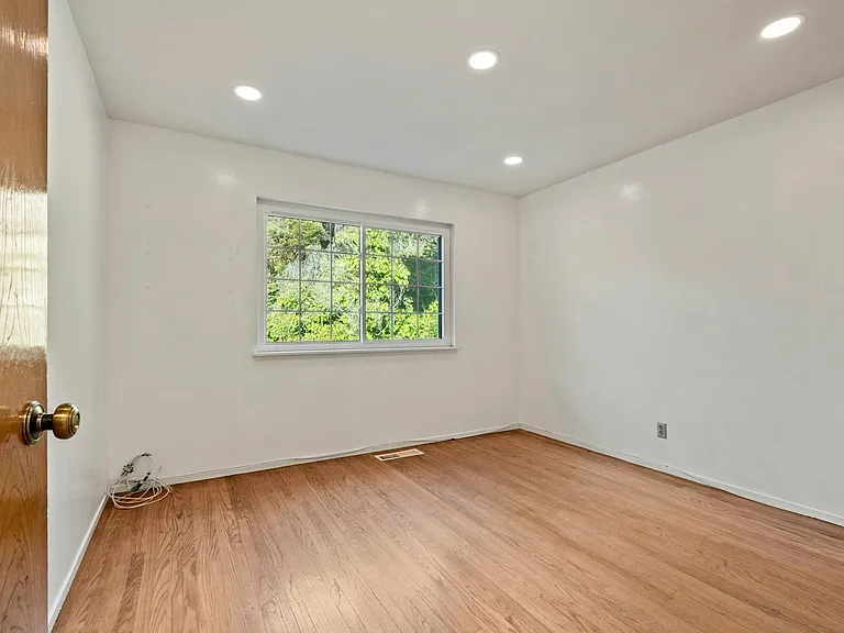 611 Blanken Ave — Photo 32