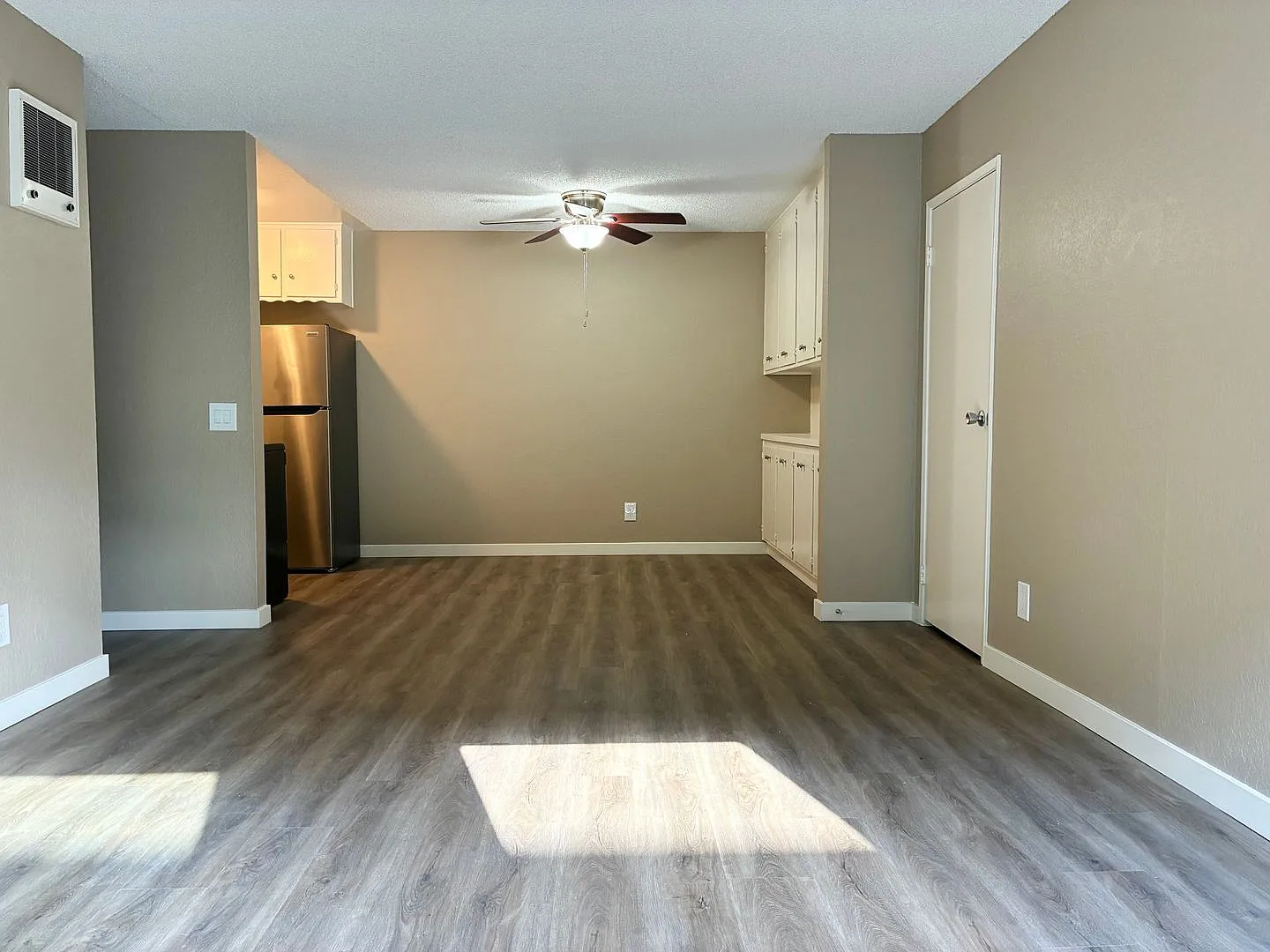 Country Apartments — Photo 1