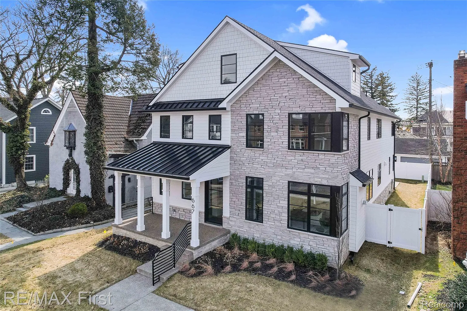 667 Oak Ave photo 1