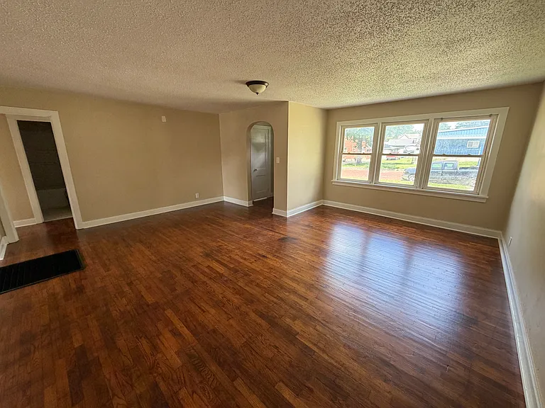 715 N Forest Ave — Photo 4