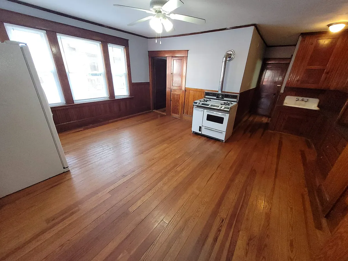Building Photo - 310 Cartier St #2