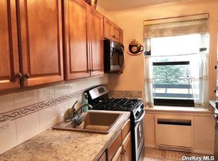 21207 75th Ave APT 6L, Oakland Gardens, NY 11364