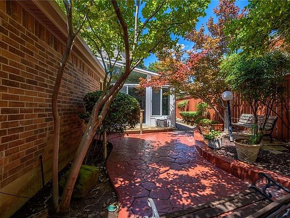 2nd image of 1925 Highland Park Cir