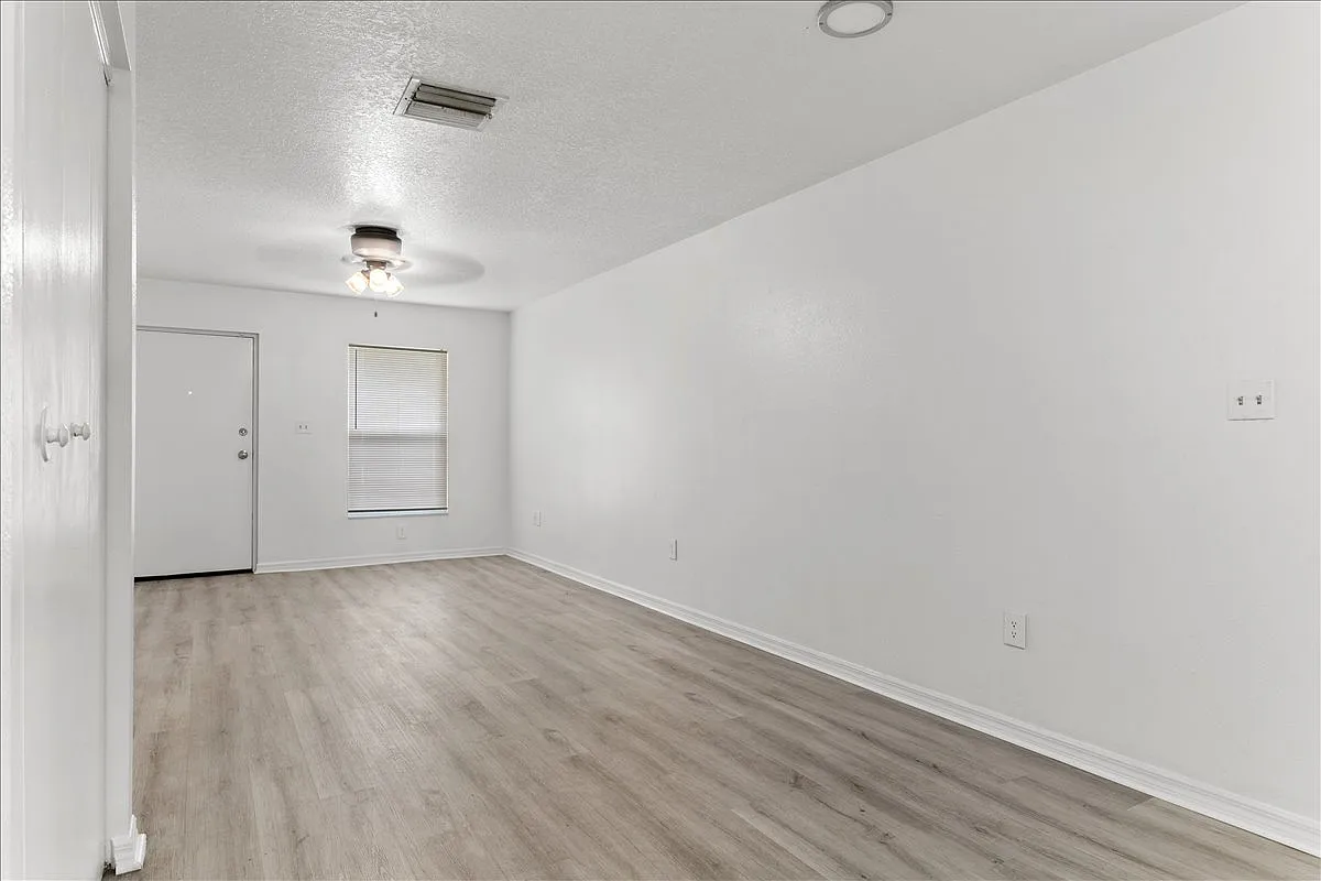3 bed, 975 sqft, $1,600 — Photo 2