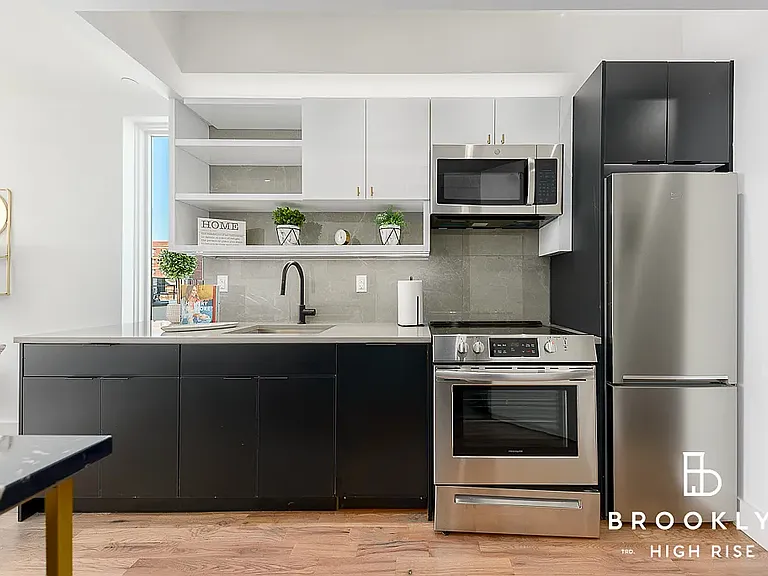 1010 Rogers Ave #5F — Photo 2