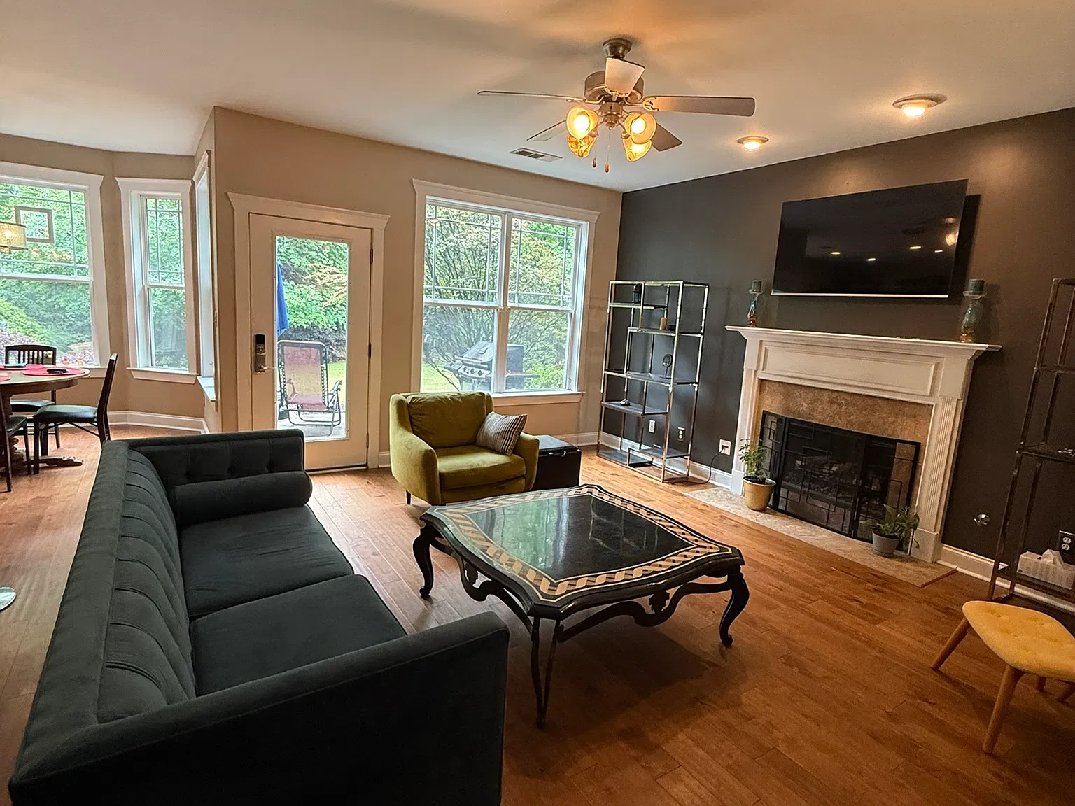 4 bed, 2.5 bath, 2360 sqft, $3,400 — Photo 2