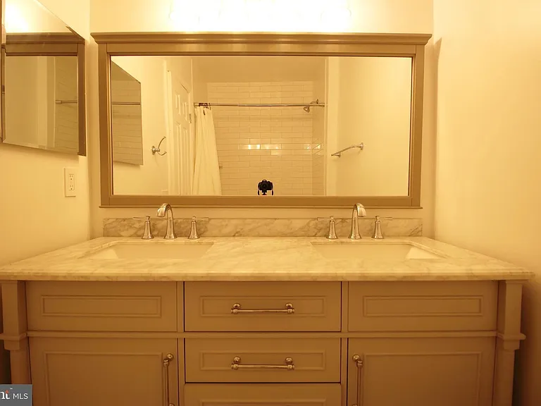 436 N Park Dr — Photo 27