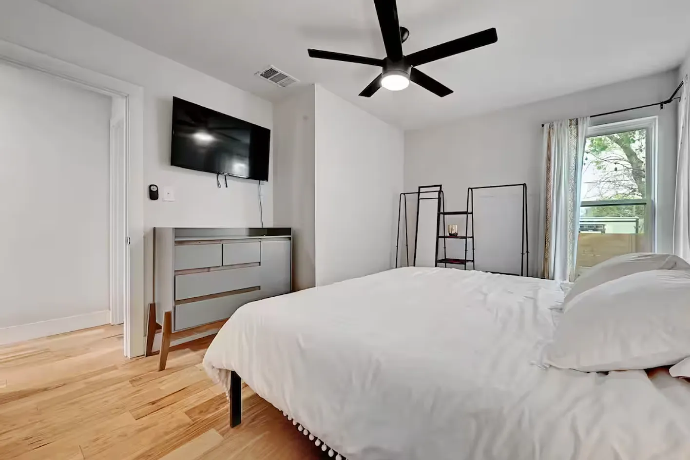3 bed, 1039 sqft, $3,300 — Photo 3