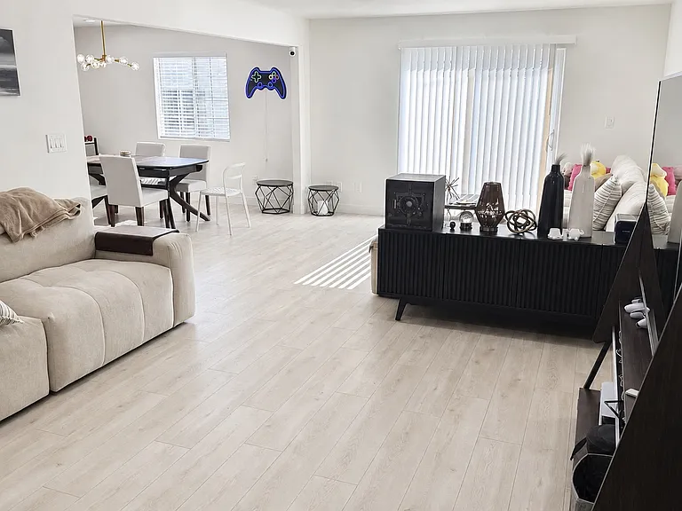 305 N College St — Photo 12