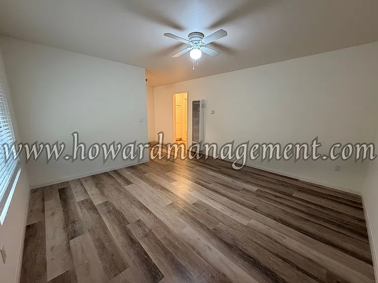 ** Move In Special** 4124 Grand View! Prime Location, All Vacancies Currently Offering 2 Week Fre... — Photo 3