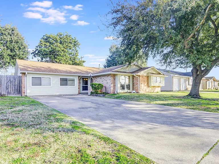 3811 Bennett Dr — Photo 2