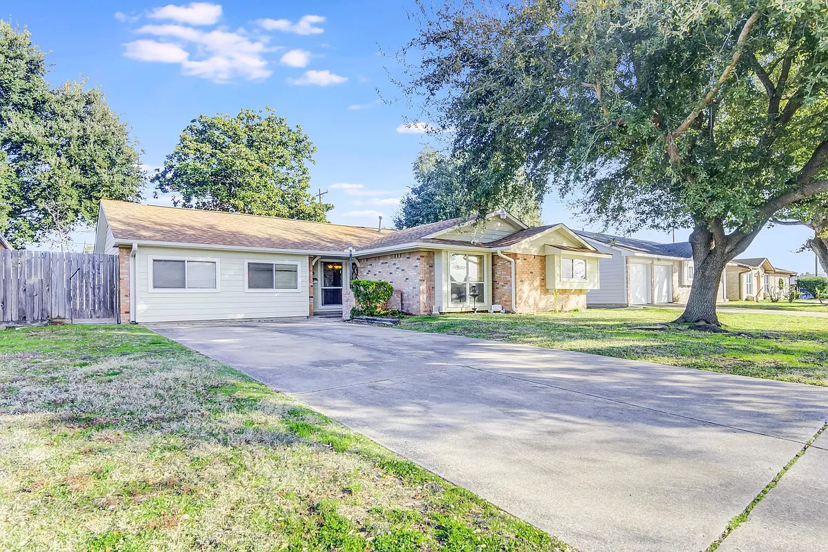 Building Photo - 3811 Bennett Dr