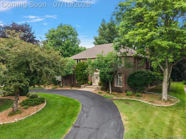 21640 Riverview Dr, Beverly Hills, MI 48025